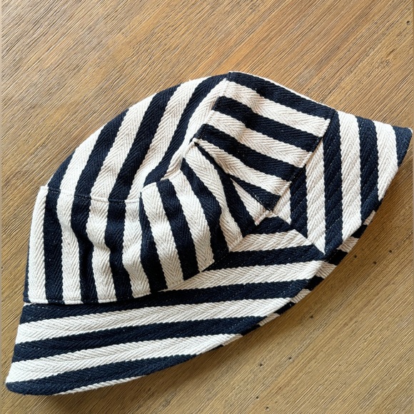 Black and white stripe bucket hat - Picture 2 of 5